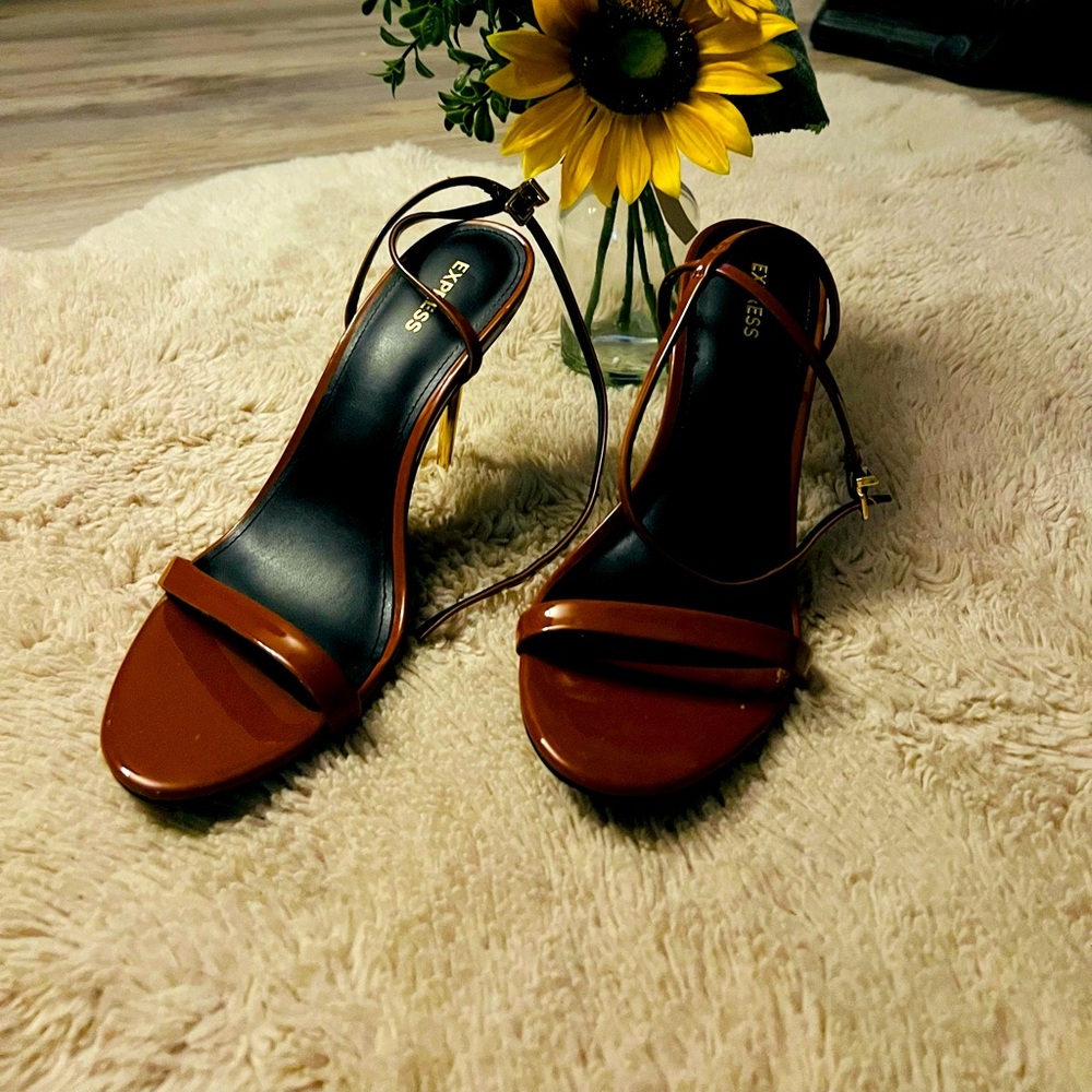 Color brown and gold heals very elegant